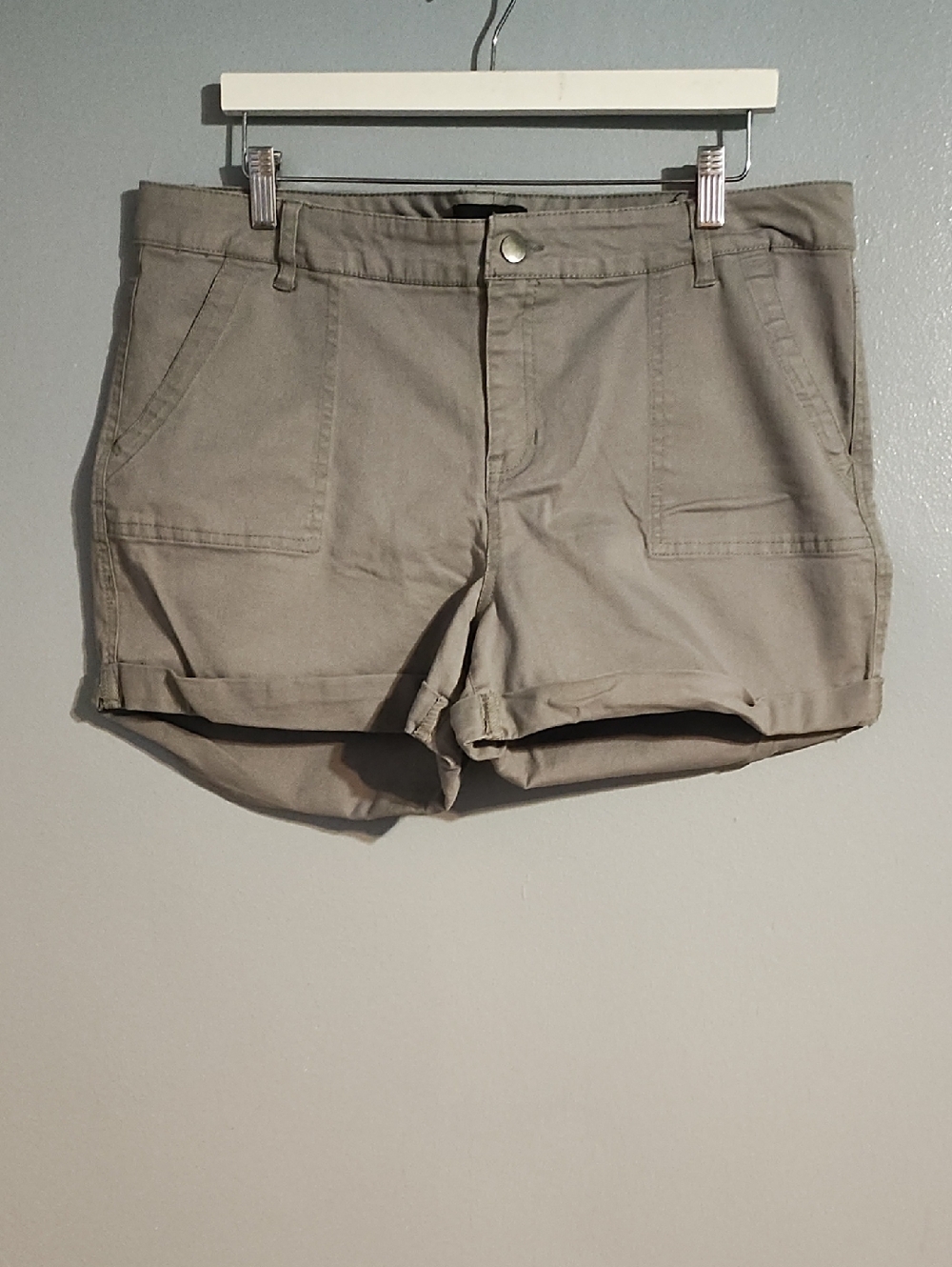 Attention Women's Casual Roll-Cuff Utility Shorts - Sage